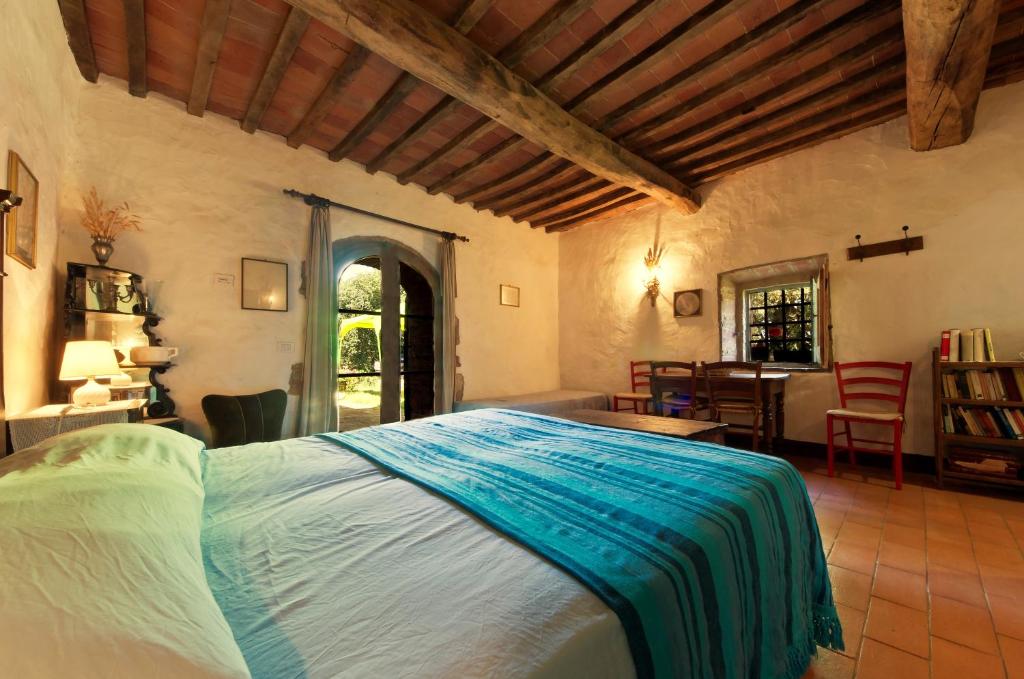 a bedroom with a large bed in a room at Agriturismo il Casalino in Pari