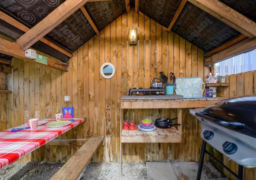 Cucina o angolo cottura di Killarney Glamping at the Grove, Suites and Lodges