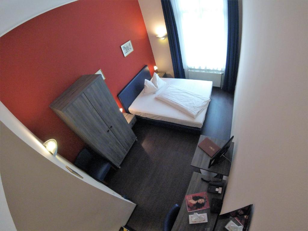 Un pat sau paturi într-o cameră la Hotel Pension Excellence