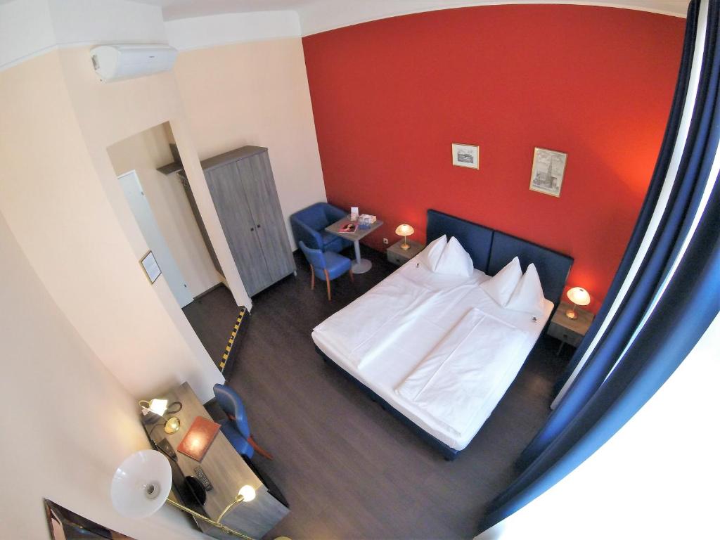 Un pat sau paturi într-o cameră la Hotel Pension Excellence