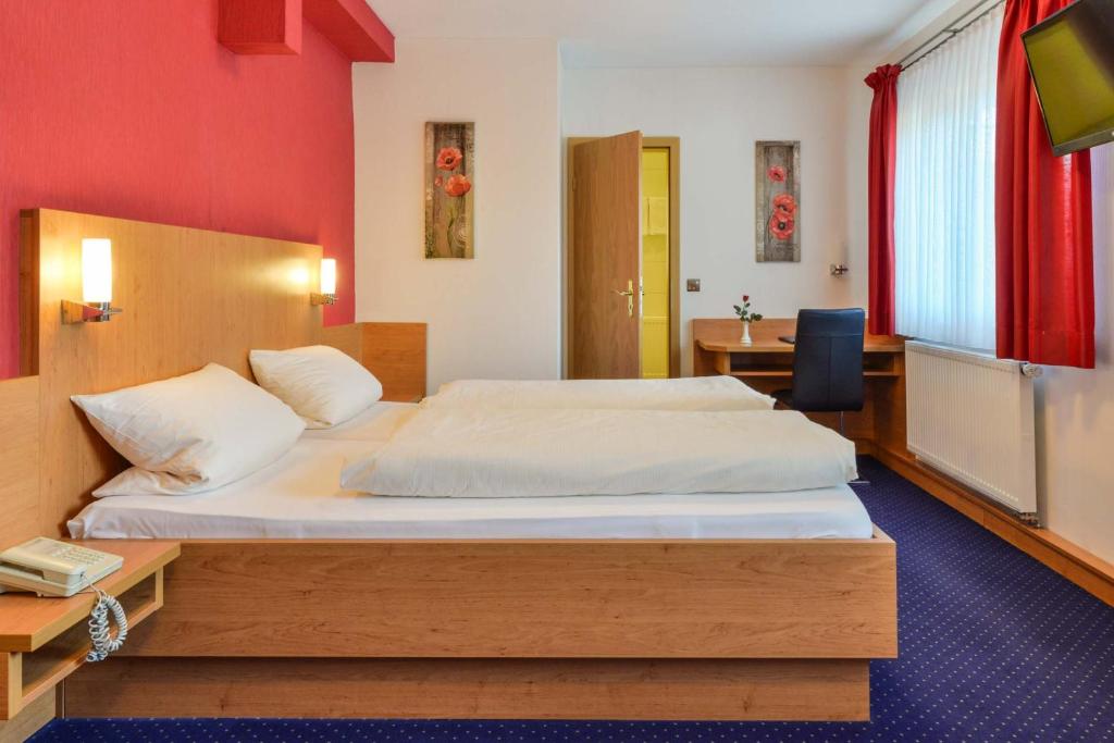 Postel nebo postele na pokoji v ubytování Hotel-Gasthof Rotes Roß