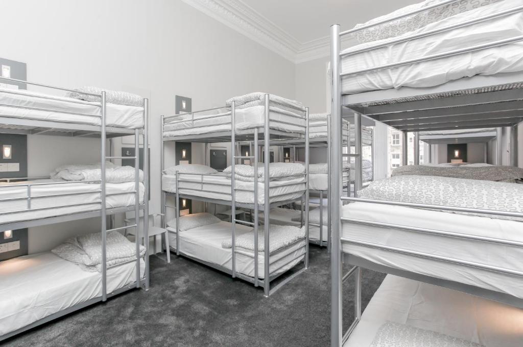 Postel nebo postele na pokoji v ubytování West End Hotel