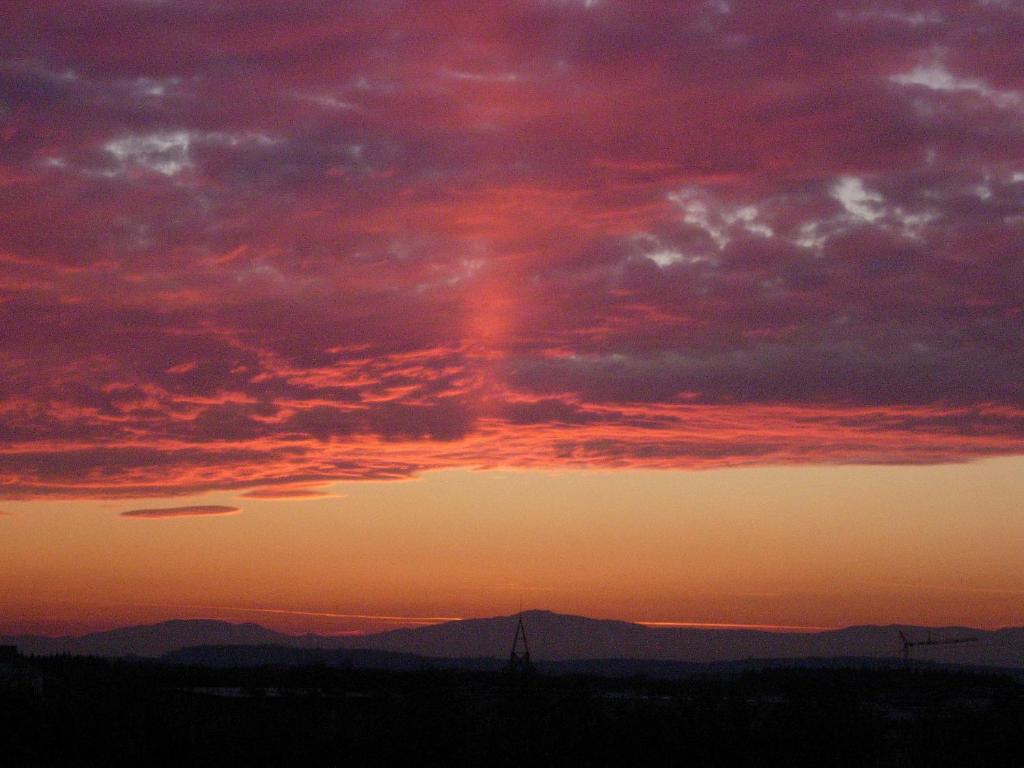 un coucher de soleil avec un rouge dans le ciel dans l'établissement Vogesenblick Oetjens, à Fribourg-en-Brisgau