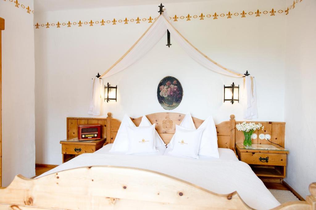 Postel nebo postele na pokoji v ubytování Hotel Schloss Thannegg