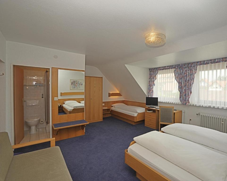 Postel nebo postele na pokoji v ubytování Hotel-Gasthof Rotes Roß