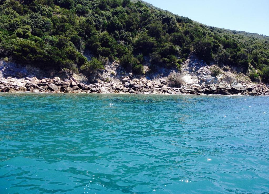 une grande étendue d'eau à côté d'une montagne dans l'établissement Casale La Barca, à Albinia