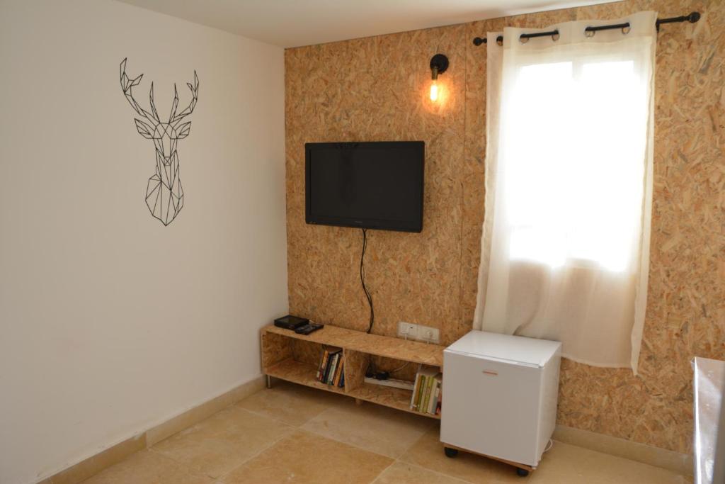 TV a/nebo společenská místnost v ubytování Designed Studio Apartment