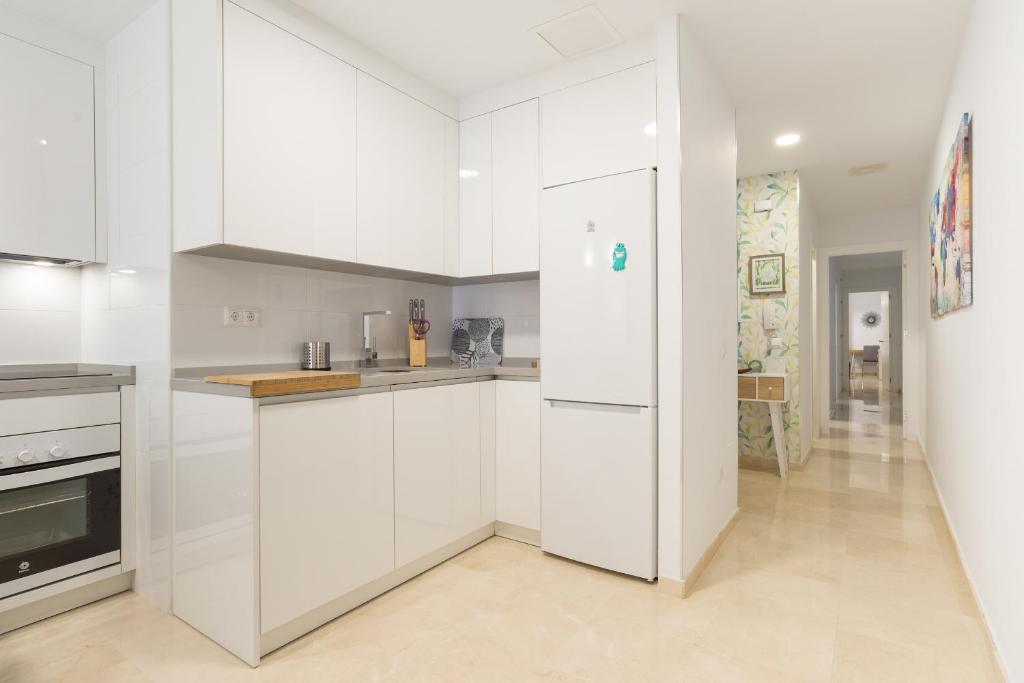 Kuchyňa alebo kuchynka v ubytovaní Homemalaga Álamos Luxury