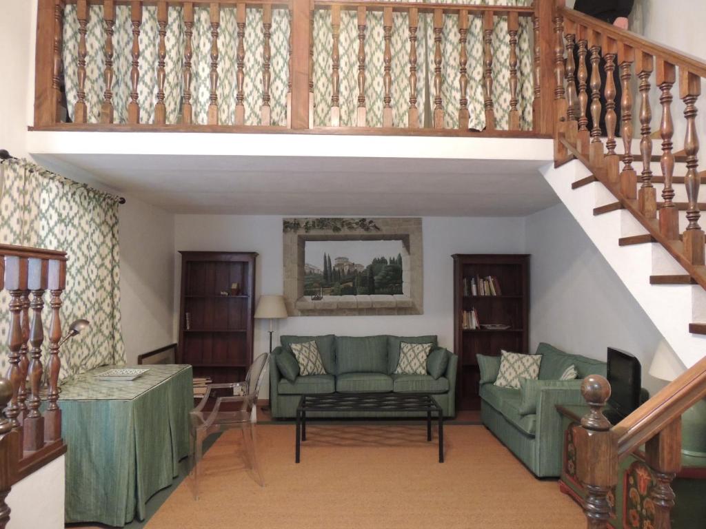 トルヒーリョにあるApatamento Gargüeraのリビングルーム(緑のソファ、階段付)