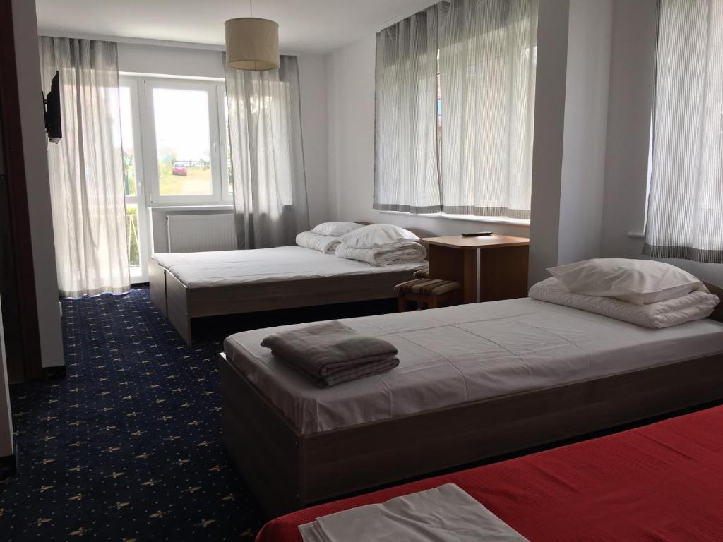 ヤストシェンビャ・グラにあるTARA Jastrzębia Góraのベッド2台と窓が備わるホテルルームです。