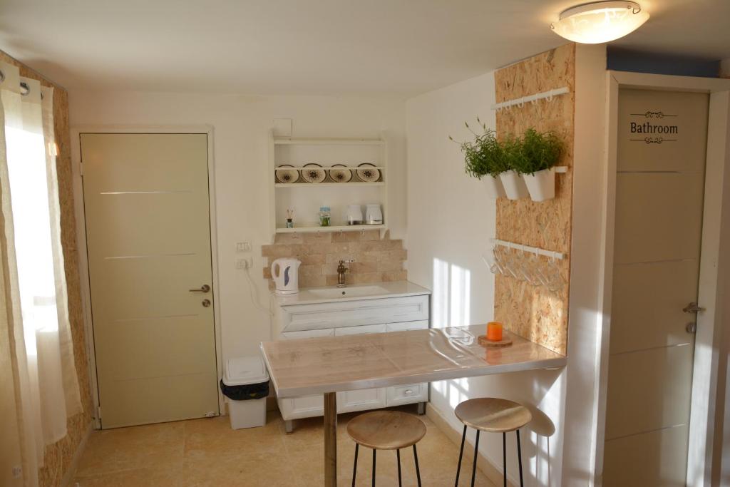 Kuchyň nebo kuchyňský kout v ubytování Designed Studio Apartment