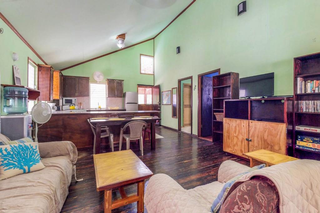 een woonkamer met een bank en een tafel bij Casa Jessita in Caye Caulker