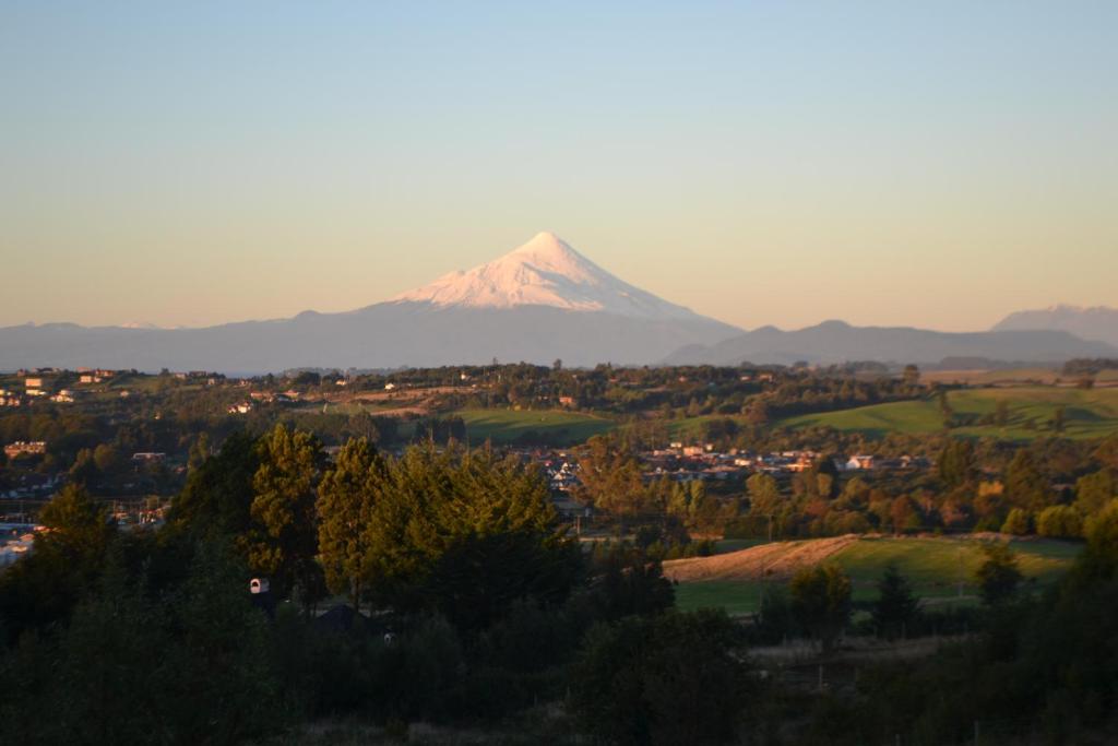 vistas a una montaña a lo lejos en Cabañas Krause Lodge, en Puerto Varas