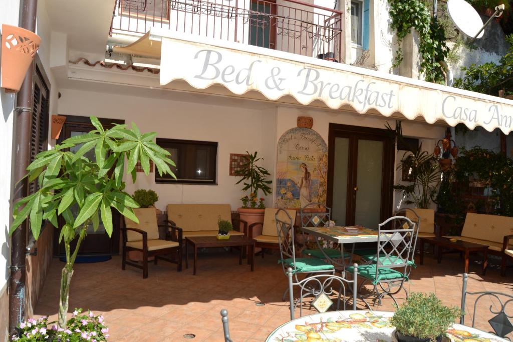 un restaurante con mesas y sillas y un cartel que lee bed and breakfast en Bed & Breakfast Casa Anna Rita, en Vietri