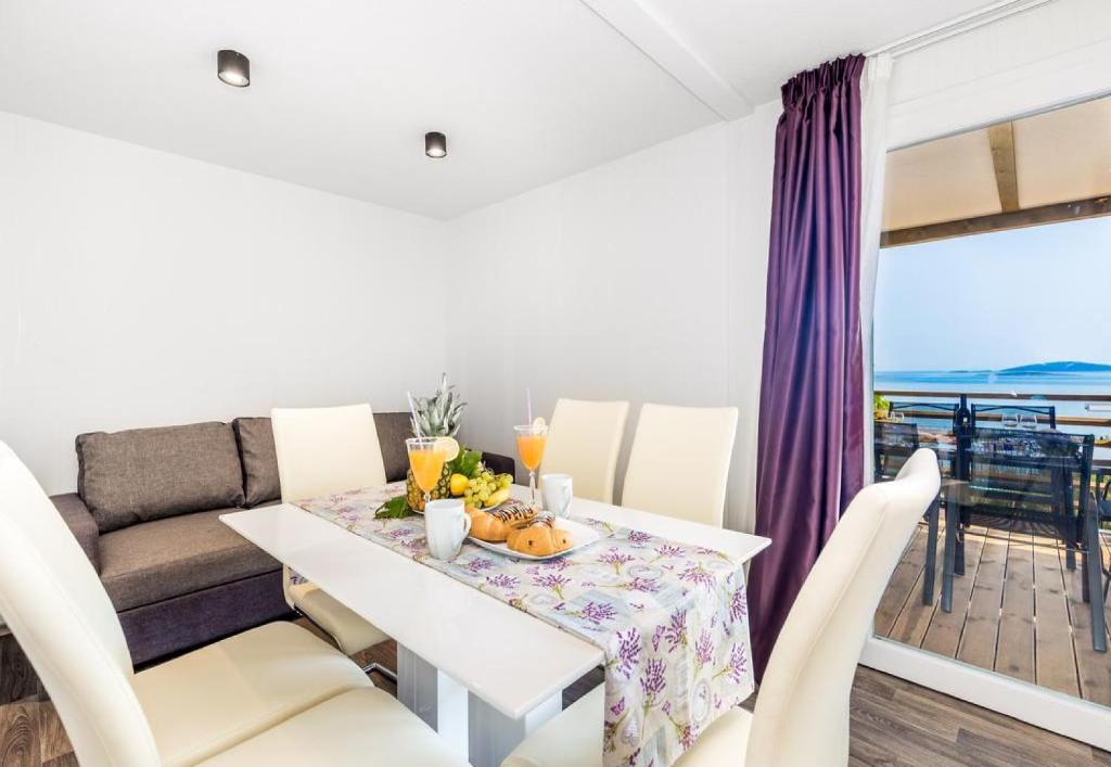 Posezení v ubytování Brugor Mobil Homes Lavanda