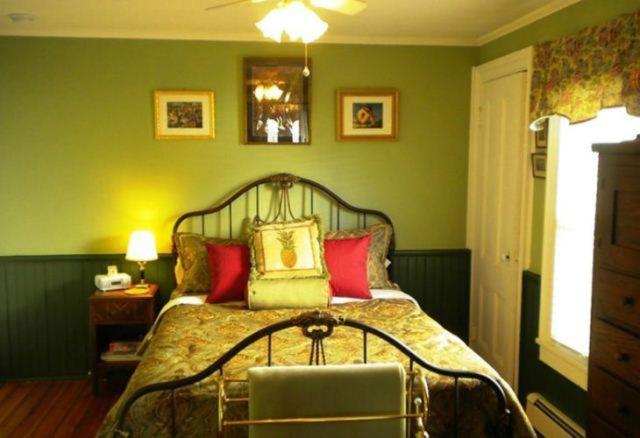 Postel nebo postele na pokoji v ubytování The Stirling House Waterfront Inn Greenport