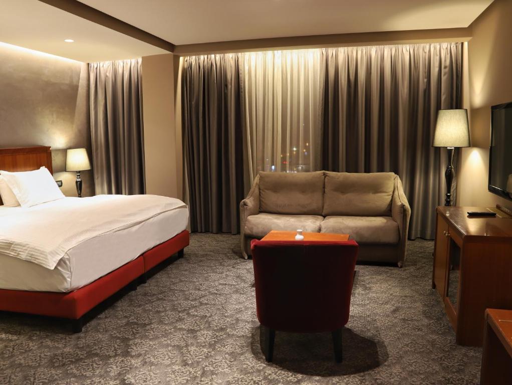 En eller flere senger på et rom på Mondial Hotel