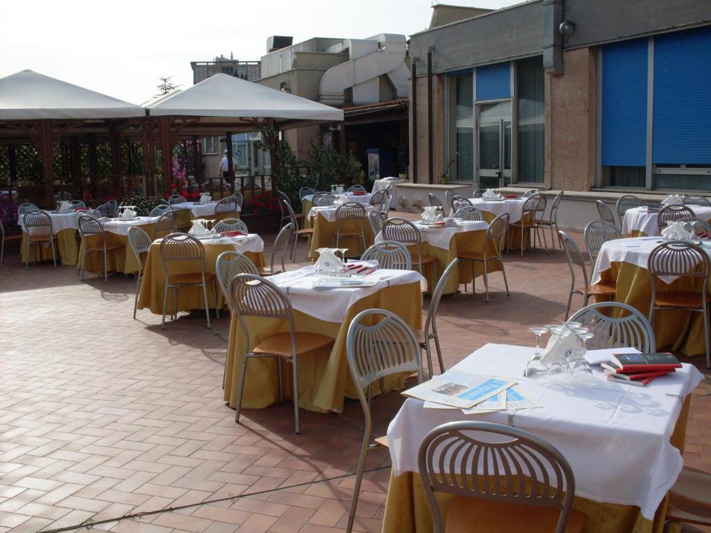 EUR松树公园别墅酒店餐厅或其他用餐的地方