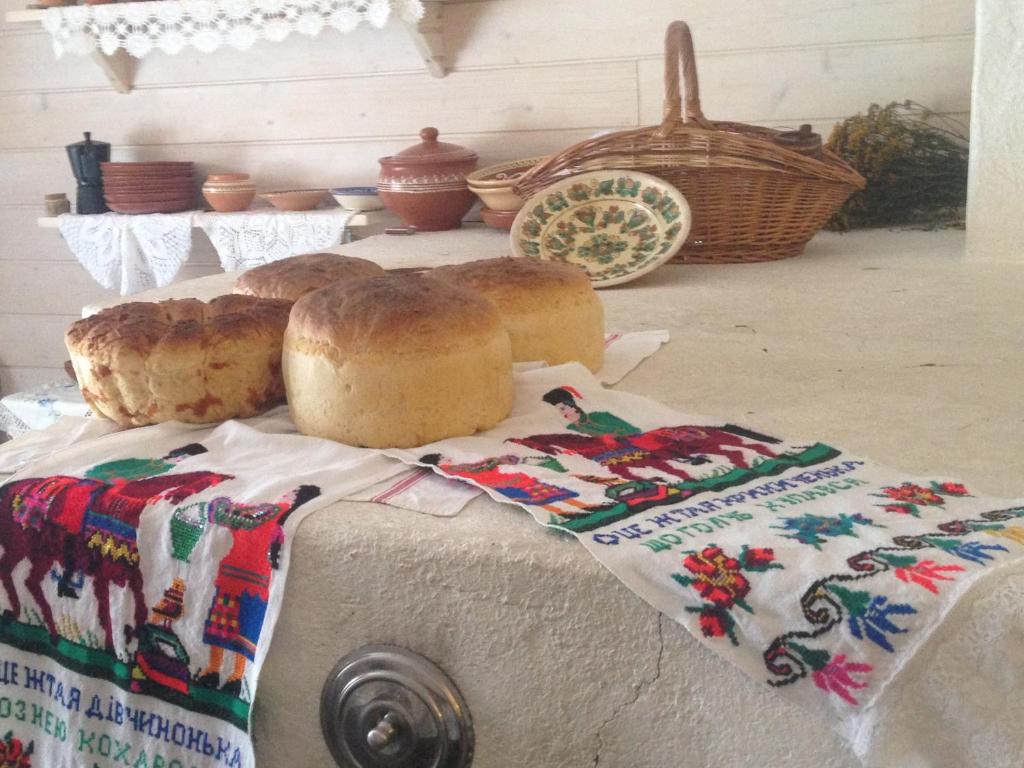 ヴェルホヴィナにあるApartment Pans'ka Pichのカウンター上のパン付きテーブル