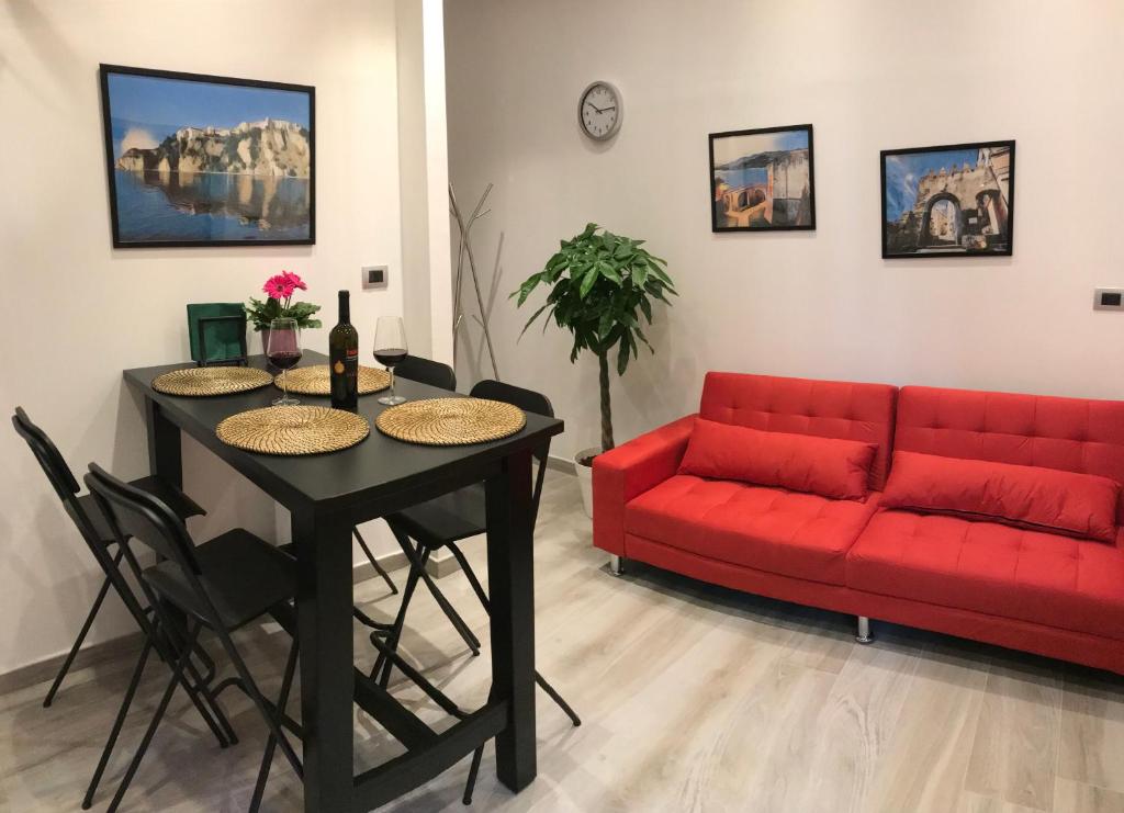 salon z czerwoną kanapą i stołem w obiekcie La Pachira w Agropoli