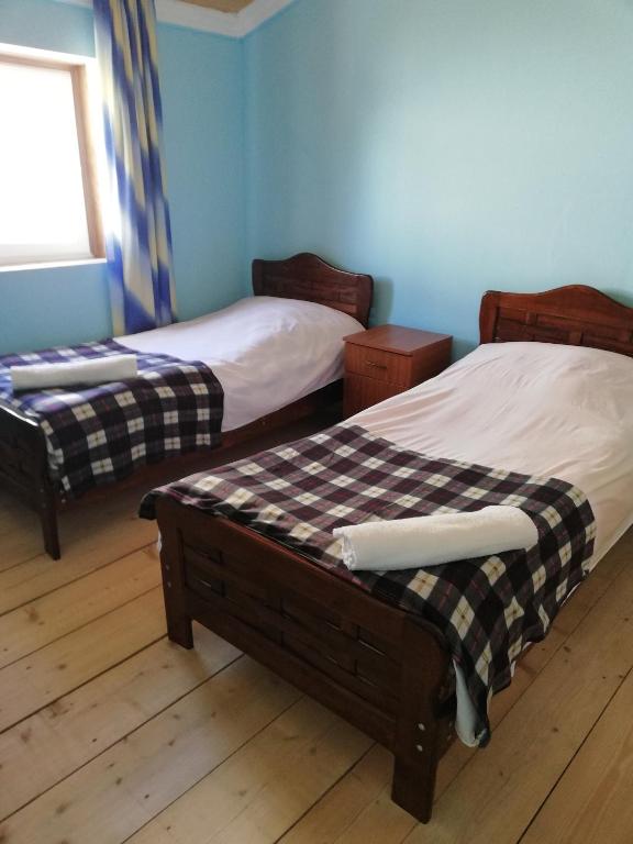 Postel nebo postele na pokoji v ubytování Ushguli Hotel Riho