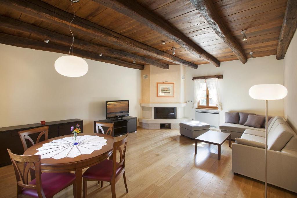 salon ze stołem i kanapą w obiekcie Villa Poropati, Grožnjan, Istria - Luxury Countryside Estate for up to 19 persons - Large pool of 80m2 with kids section w mieście Grožnjan