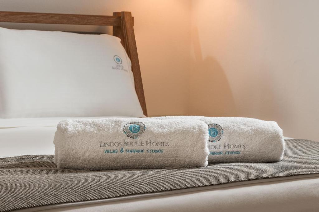 Postel nebo postele na pokoji v ubytování Lindos Shore Junior Suite