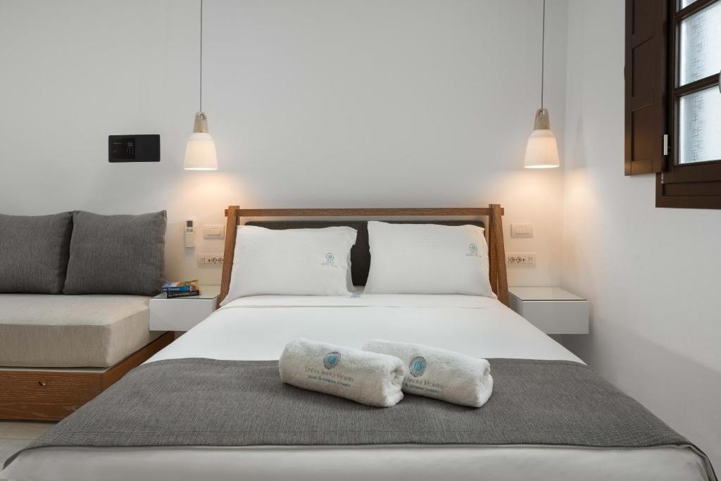 Postel nebo postele na pokoji v ubytování Lindos Shore Junior Suite