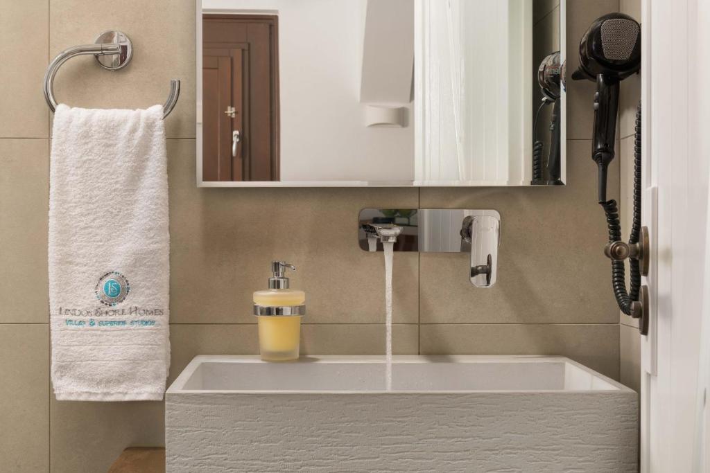 Koupelna v ubytování Lindos Shore Junior Suite