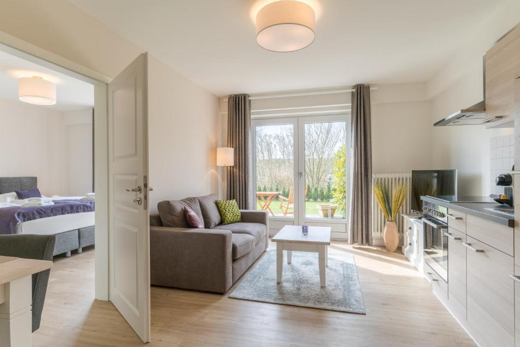 een woonkamer met een bank en een tafel bij Diekhuus Büsum in Büsum