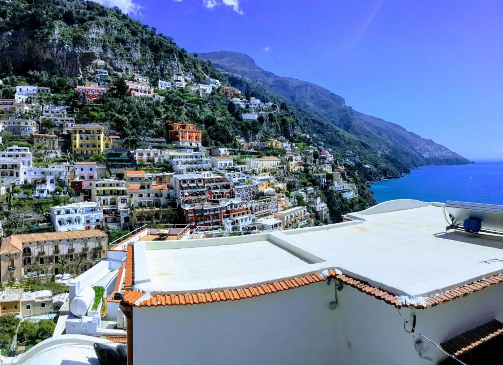 vista su una città su una collina vicino all'oceano di casa vela a Positano