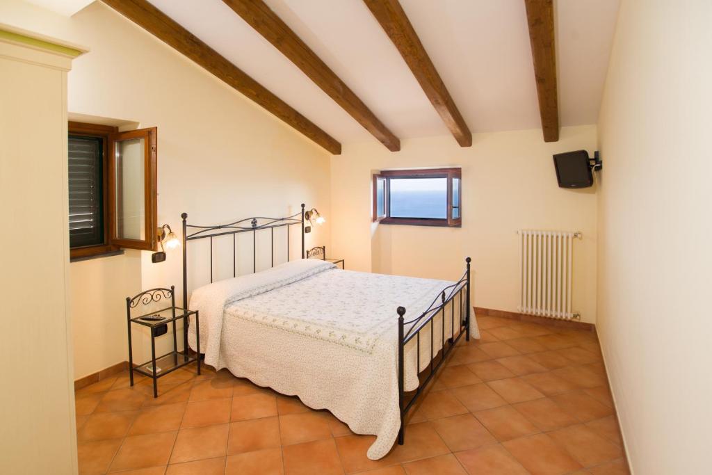 a bedroom with a bed in a room at Il Glicine in Cetara