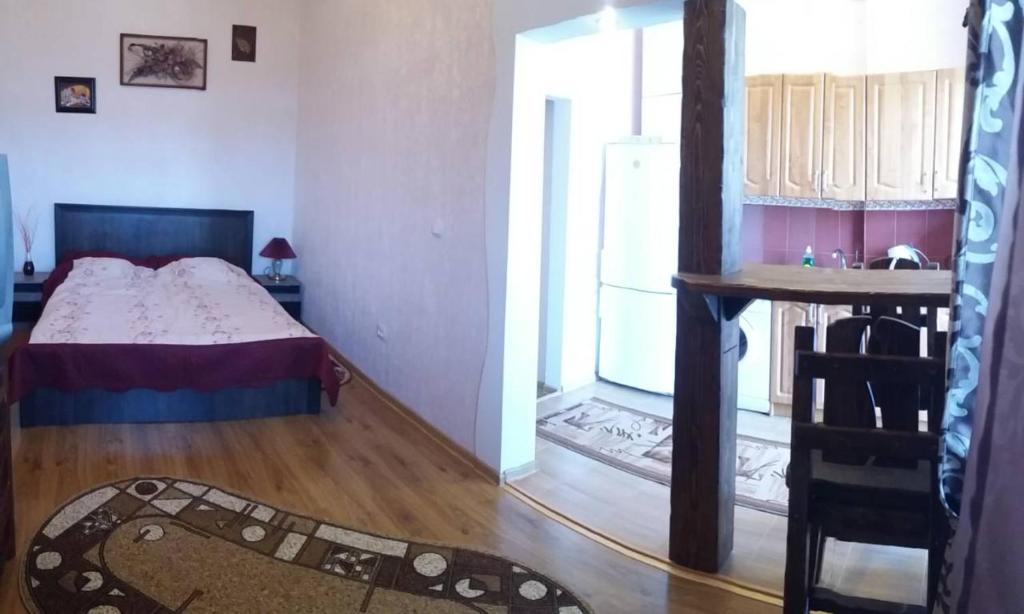 una camera con letto e tavolo di Apartment on Zarvanskaya in Old Town a Kam"janec'-Podil's'kyj
