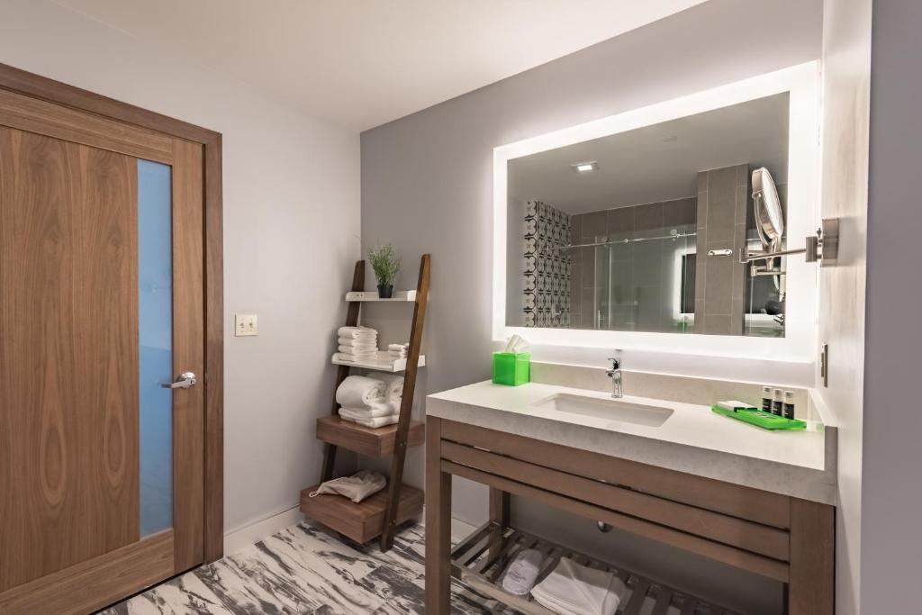 Lexen Hotel - North Hollywood Near Universal Studios photo