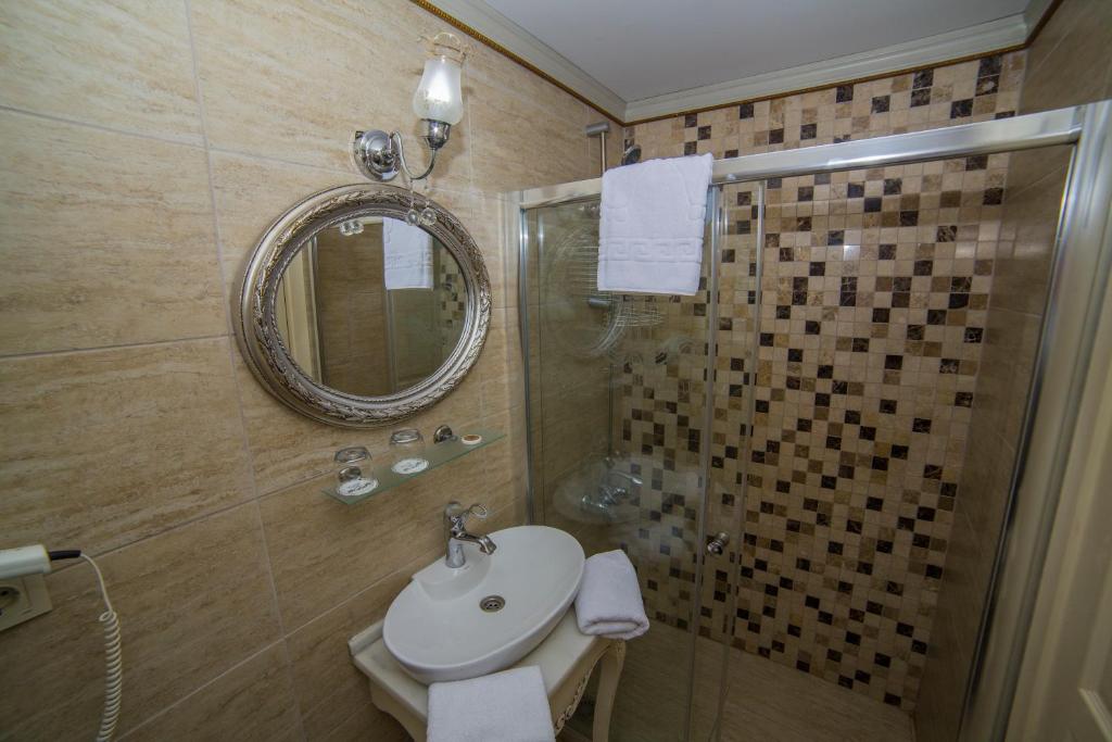 HHK Hotel - Standard Double Room