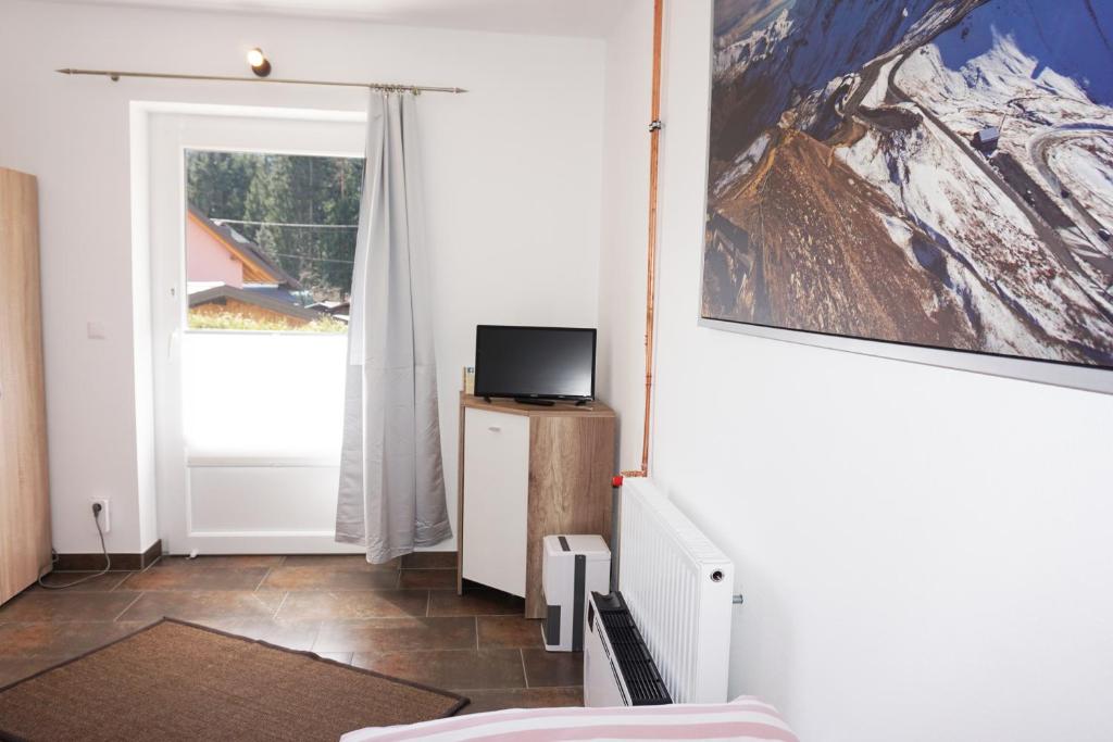 TV a/nebo společenská místnost v ubytování Karawanken Lodge