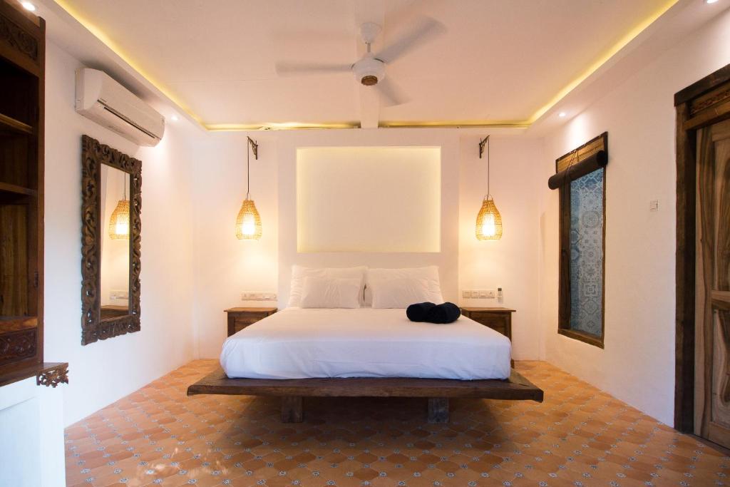 The Mandana Villa Gili Air - Ibiza Private Plunge Pool - Open Bathroom