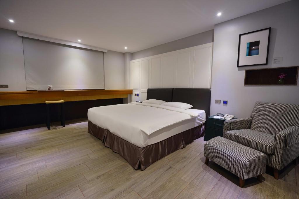 Postel nebo postele na pokoji v ubytování 3 Door Hotel