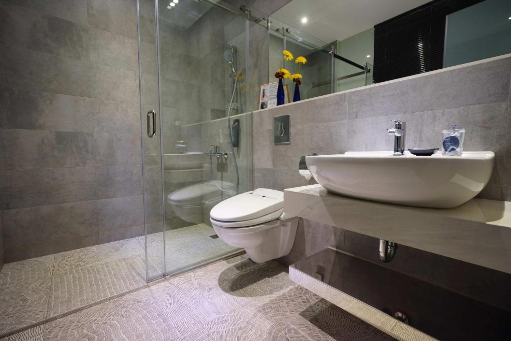 Koupelna v ubytování 3 Door Hotel