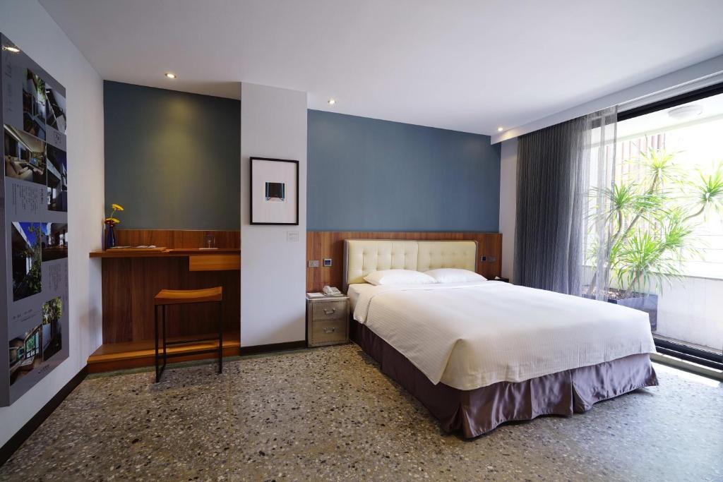 Postel nebo postele na pokoji v ubytování 3 Door Hotel