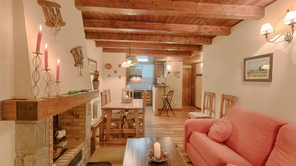 a living room with a couch and a table at Saplan Real Estate PLETA NHEU in Baqueira-Beret
