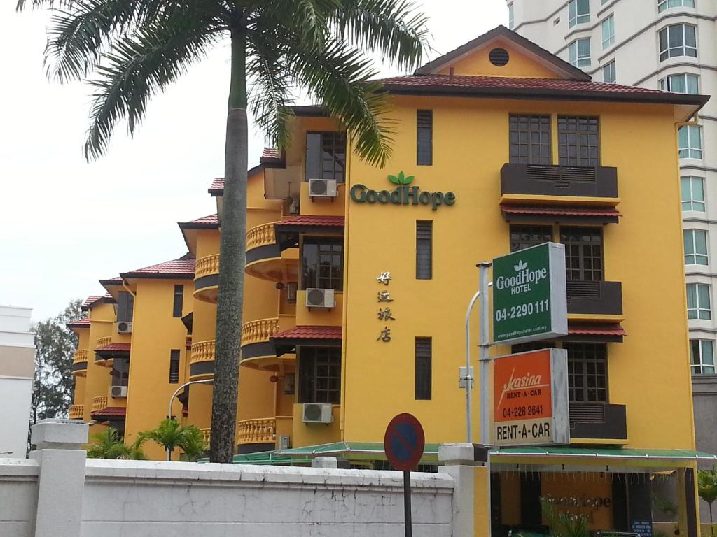 un edificio giallo con un cartello davanti di Goodhope Hotel Gurney, Penang a George Town