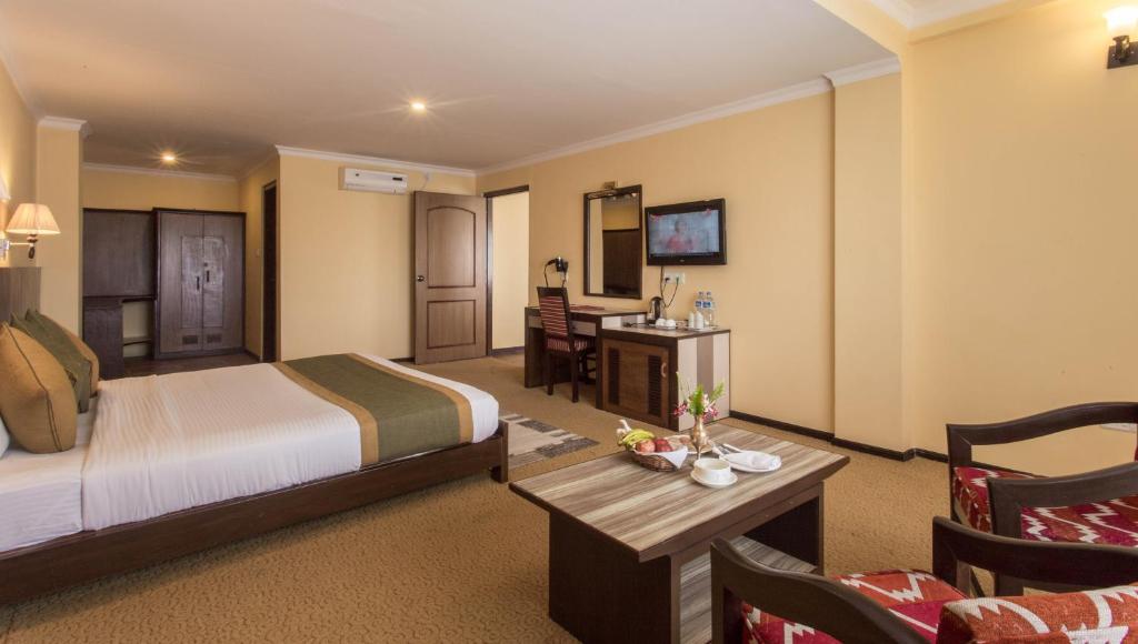 Rúm í herbergi á Mount Kailash Resort