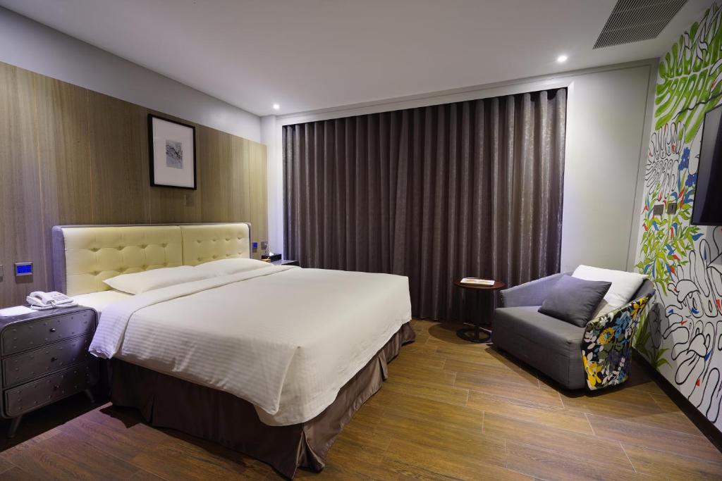 Postel nebo postele na pokoji v ubytování 3 Door Hotel