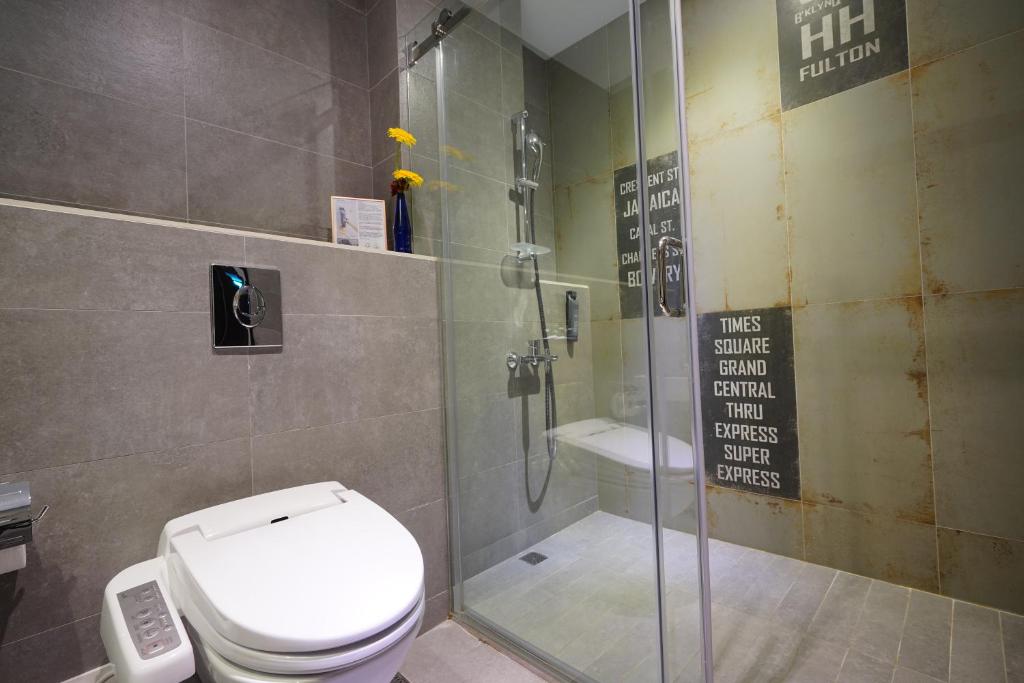 Koupelna v ubytování 3 Door Hotel