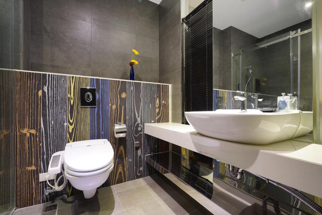 Koupelna v ubytování 3 Door Hotel