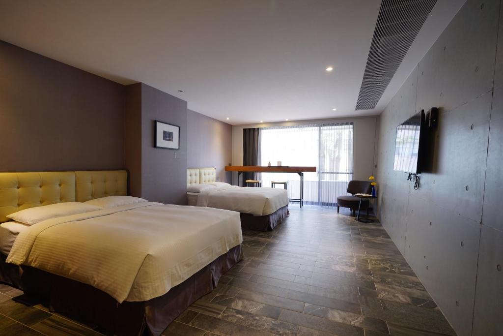 Postel nebo postele na pokoji v ubytování 3 Door Hotel