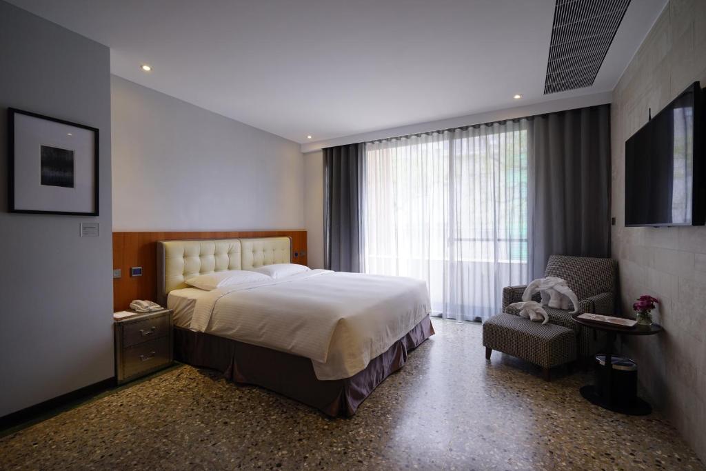 Postel nebo postele na pokoji v ubytování 3 Door Hotel