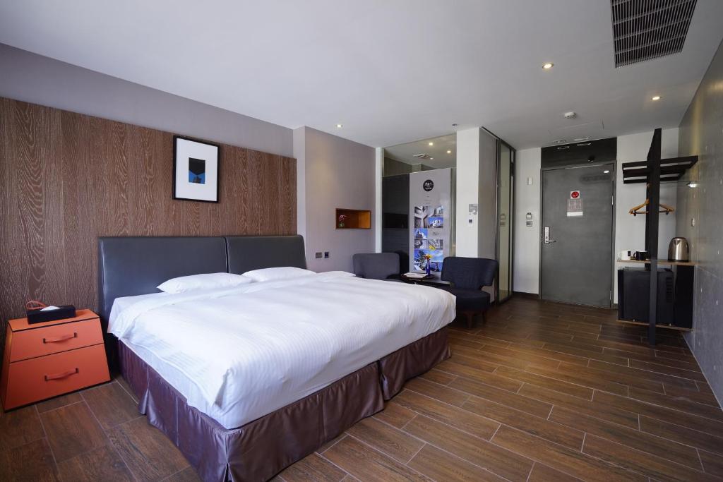 Postel nebo postele na pokoji v ubytování 3 Door Hotel