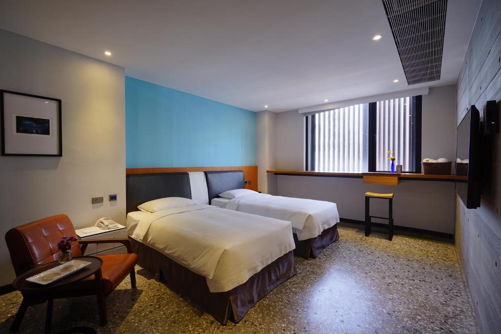 Postel nebo postele na pokoji v ubytování 3 Door Hotel